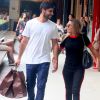 Anitta e o marido, Thiago Magalhães, conversam enquanto caminham no shopping