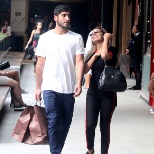 Marido de Anitta, Thiago Magalhães, usou alpargatas durante o dia de compras com a cantora