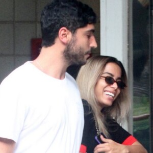 Anitta escolheu um óculos mini e retrô para a manhã de compras