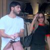 Anitta e o marido, Thiago Magalhães, deixam loja no shopping Fashion Mall