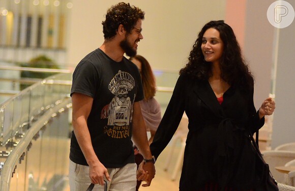 Grávida de 9 meses, Debora Nascimento foi clicada em passeio recente com o marido no Rio de Janeiro