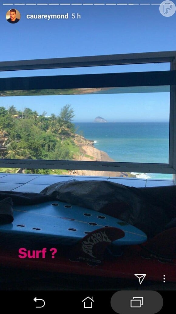 Cauã Reymond compartilhou a foto de sua prancha de surf em seu dia de folga