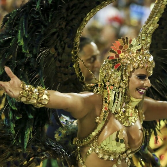 Viviane Araújo desfilou representando uma rainha faraó