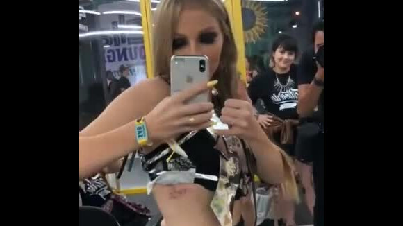 Luísa Sonza mostra tatuagem feita no LollaPalooza em vídeo compartilhado no sábado, dia 24 de março de 2018