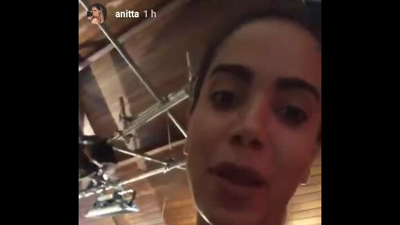 Anitta filma sua casa sendo preparada para festa e clipe ao vivo neste domingo, dia 25 de março de 2018