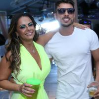Viviane Araújo recebe o novo namorado em festa de aniversário de 43 anos, no Rio