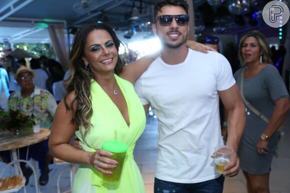 Viviane Araújo posa com o novo namorado em sua festa de 43 anos, no Rio de Janeiro, em 25 de março de 2018