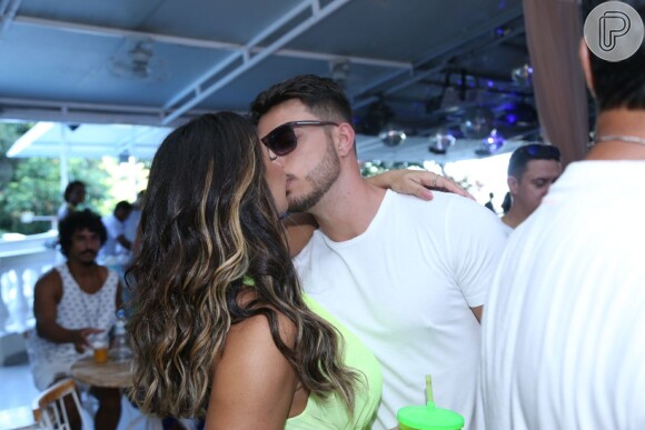 Viviane Araújo beija o novo namorado, Klaus Barros