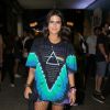 Antonia Morais aposta em camisa da banda Pink Floyd para curtir o festival