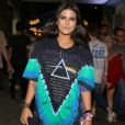 Antonia Morais apostou em look moderno e descolado para o Lollapalooza: camiseta tie dye, meia arrastão e  pochete metálica do Clube Vintage