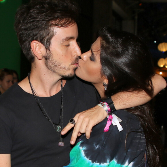 Antonia Morais trocou beijos com o namorado, Wagner Santisteban, no Lollapalooza