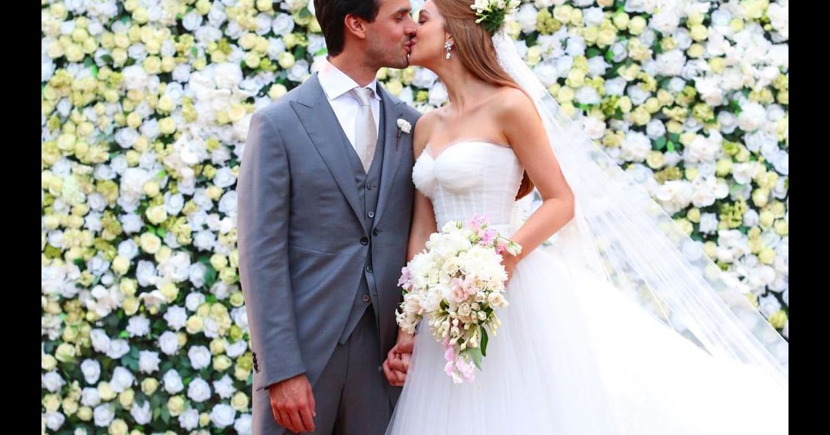 A grife italiana Dolce & Gabbana assinou o vestido de noiva de Marina