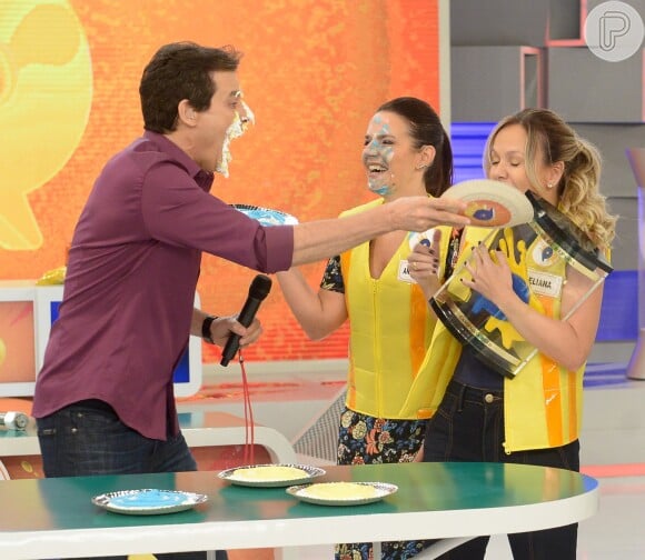 Eliana e Celso Portiolli brincaram de trocar tortas na cara na reestreia do 'Passa ou Repassa', no SBT, neste domingo, 25 de março de 2018