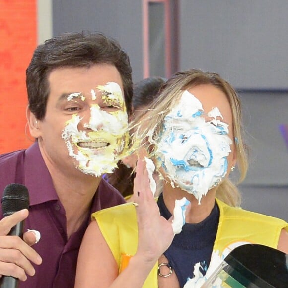 Eliana e Celso Portiolli trocaram tortas na cara no 'Passa ou Repassa'