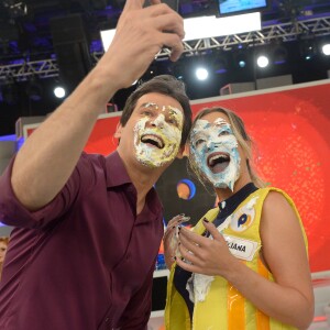 Eliana e Celso Portiolli não dispensaram a tradicional selfie após trocarem tortas na cara