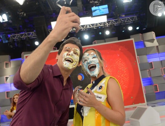 Eliana e Celso Portiolli não dispensaram a tradicional selfie após trocarem tortas na cara