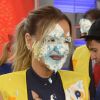 Eliana se lambuzou ao levar torta na cara de Celso Portiolli na reestreia do 'Passa ou Repassa', no SBT, neste domingo, 25 de março de 2018