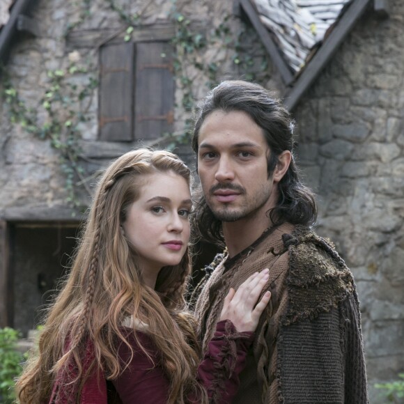 Afonso (Romulo Estrela) e Amália (Marina Ruy Barbosa) escapam de serem presos durante confronto no palácio de Montemor na novela 'Deus Salve o Rei'. Quem adianta é o colunista de TV Daniel Castro nesta segunda-feira, 26 de março de 2018