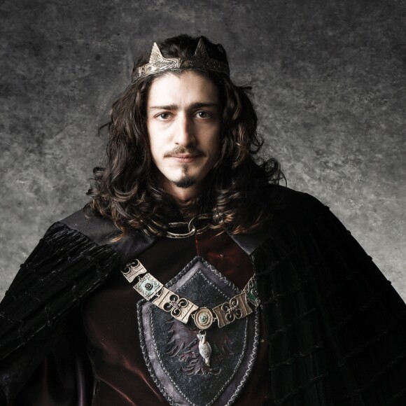 Rodolfo (Johnny Massaro) anuncia caçada ao irmão, Afonso (Romulo Estrela), na novela 'Deus Salve o Rei': 'Golpeado pela covarde traição daquele que mais me devia lealdade: meu próprio irmão'