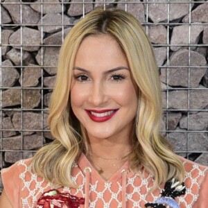 Claudia Leitte diz que internautas estão sendo muito radicais em suas opiniões: 'E já foi mal-intencionado. Porque a temática é essa. Eu não sou menina mais. Cresci diante das câmeras, estou aqui com vocês me divertindo, nasci para fazer carnaval '