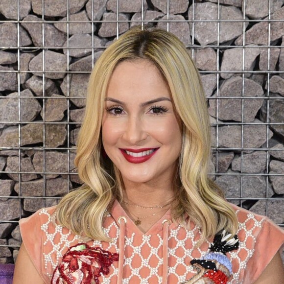 Claudia Leitte diz que internautas estão sendo muito radicais em suas opiniões: 'E já foi mal-intencionado. Porque a temática é essa. Eu não sou menina mais. Cresci diante das câmeras, estou aqui com vocês me divertindo, nasci para fazer carnaval '
