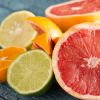 As frutas cítricas são fontes de vitamina C e hesperidina, que combate os radicais livres