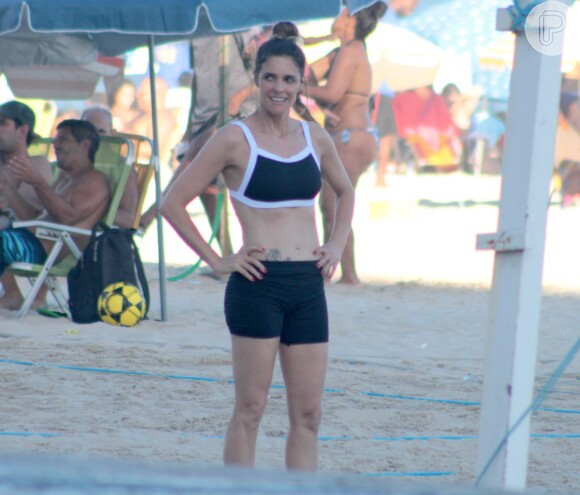 Fernanda Lima esteve na Praia de Ipanema, na Zona Sul do Rio, para jogar vôlei nesta segunda-feira, 26 de março de 2018