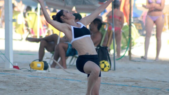 Fernanda Lima curte temporada no Brasil e joga vôlei em praia do Rio. Fotos!