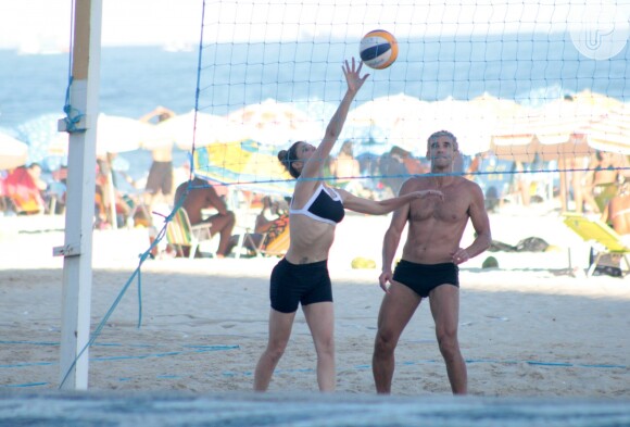 Fernanda Lima praticou o esporte nas areias da praia carioca nesta segunda-feira, 26 de março de 2018