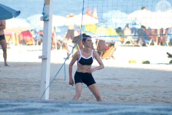 Fernanda Lima é acostumada a bater ponto nas quadras de vôlei de praia das areias do Rio