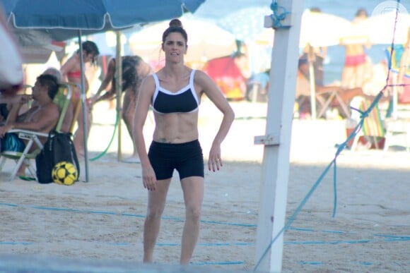 Fernanda Lima exibiu corpo em forma durante partida de vôlei