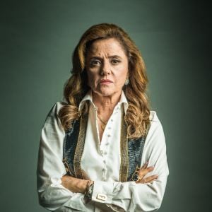 Sophia (Marieta Severo) é presa em flagrante ao tentar esfaquear Caetana (Laura Cardoso) na reta final da novela 'O Outro Lado do Paraíso'