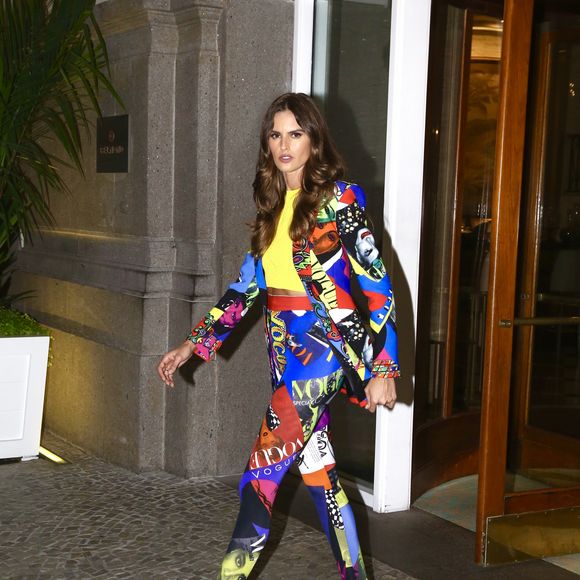 O conjunto multicolorido Versace pertence à coleção Tribute