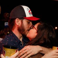 Tainá Müller troca beijos com o marido, Henrique Sauer, em festa da Copa
