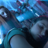 Bruna (Duna Matte) tenta ajudar Cassandra (Bárbara Maia), desmaiada na pista de dança da festa, na novela 'Carinha de Anjo'