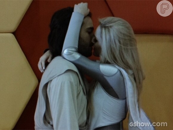 Megan (Isabelle Drummond) e Davi (Humberto Carrão) se beijaram na festa cosplay de Galáxia Andrômeda, em 'Geração Brasil'