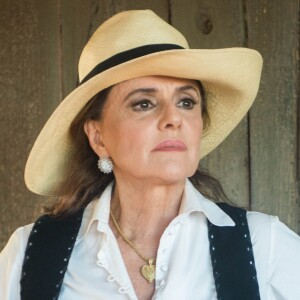 Sophia (Marieta Severo) dá uma bofetada em Clara (Bianca Bin) e leva três de volta na novela 'O Outro Lado do Paraíso'. 'Louca!', diz a assassina