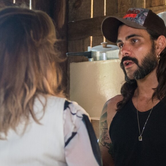 Clara (Bianca Bin) afirma que Sophia (Marieta Severo) é a assassina de Mariano (Juliano Cazarré) na novela 'O Outro Lado do Paraíso'