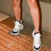 Pesquisa realizada nos Estados Unidos mostra que as mulheres estão deiminuindo a compra de sapatos de salto e priorizando os tênis