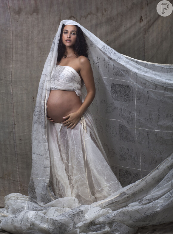 Débora Nascimento fez ensaio artístico aos 9 meses de gravidez