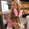 Vestidas de Coelhinhas, Ticiane Pinheiro e a filha, Rafaella Justus, de 8 anos, prepararam ovos de Páscoa com a amiga da apresentadora, Mariana Junqueira