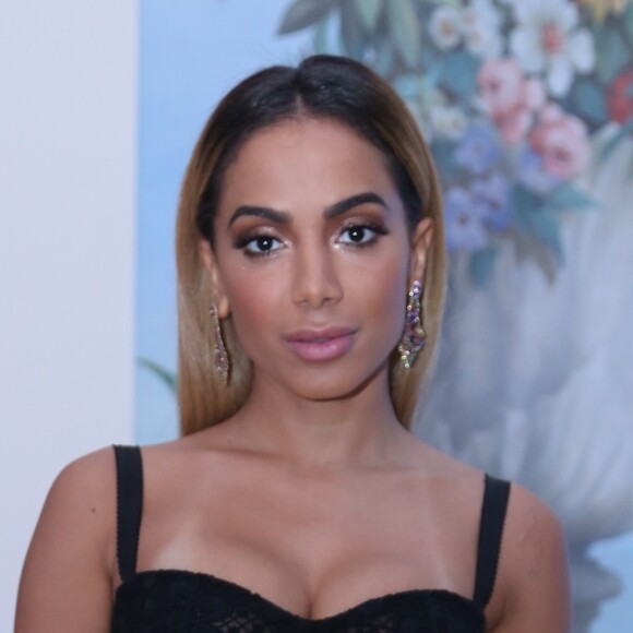 Anitta investiu em penteado solto, com risca central definia e fios polidos