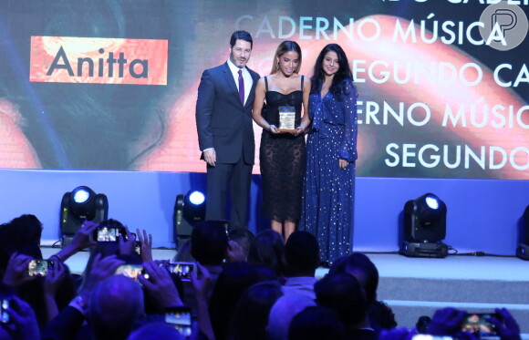 Anitta recebe prêmio das mãos de Fátima Sá, editora de Cultura, e de Rolland Gianotti, editor do site do GLOBO
