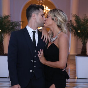 Giovanna Ewbank e Bruno Gagliasso trocam beijos em premiação