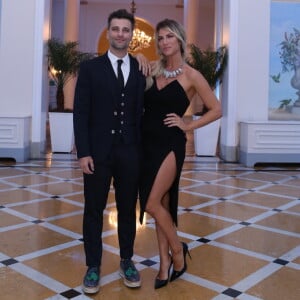 Giovanna Ewbank completou com sapato Dumond, acessórios Swarovski e maquiagem por Renner Souza