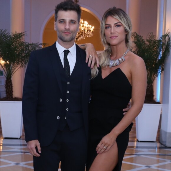 Bruno Gagliasso afirmou em seu engajamento com a mulher, Giovanna Ewbank, na luta contra o racismo: 'Não adianta só não ser racista, é preciso ser antirracista'