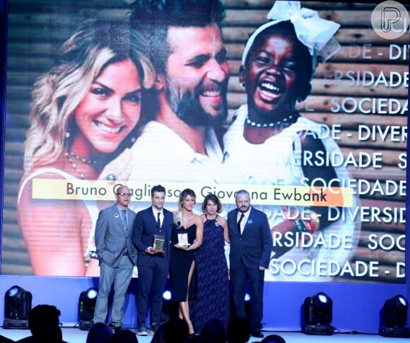 Bruno Gagliasso e Giovanna Ewbank foram premiados na categoria Sociedade/Diversidade do prêmio 'Faz Diferença' do jornal 'O Globo'