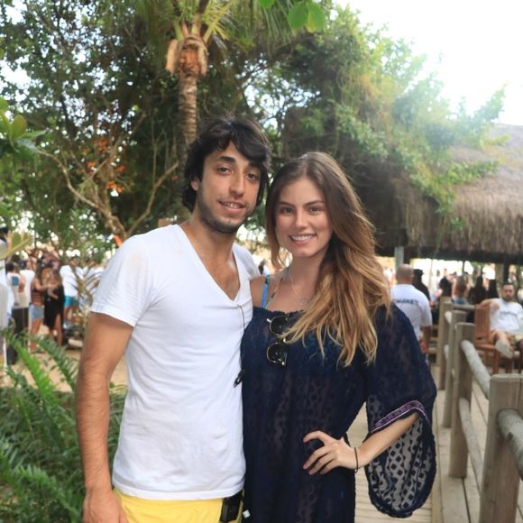 'Na porta do avião, eu despacho o carrinho, pego o Julinho e preciso de ajuda para fechar o carrinho. Cheguei na porta e pedi: 'tem como alguém me ajudar? Não vou conseguir fechar o carrinho sozinha?'. A moça que trabalha na área do embarque simplesmente me disse 'não tem como ajudar'', disse Bruna Hamú