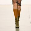 'Pode ser uma opção invencível para um look descomplicado e confortável', diz a Schutz sobre investir na sock boots com looks com bloco de cores