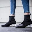 As sock boots são  feitas de material que imita meia e fica justo às pernas  